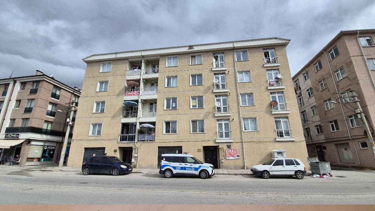 58 yaşındaki adamın cesedi evde annesi tarafından bulundu Haber gorseli